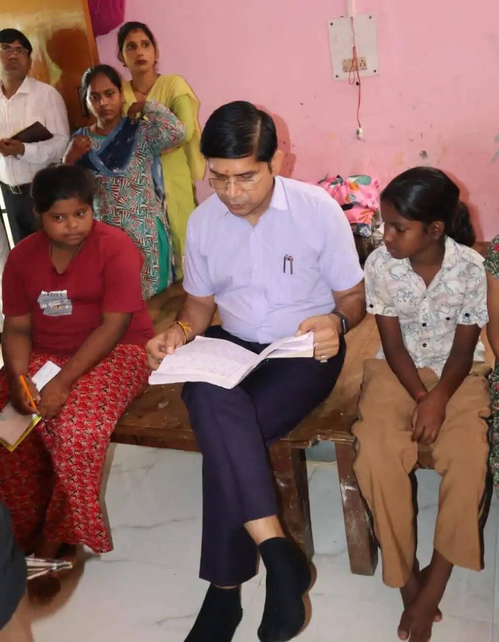 कस्तूरबा गांधी आवासीय बालिका विद्यालय में पहुंचे जिलाधिकारी, बच्चों से संवाद कर जानी दिनचर्या