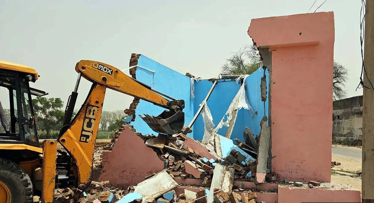 हिसार : बरवाला में अवैध कॉलोनी में बने निर्माण कार्य को जेसीबी से किया ध्वस्त