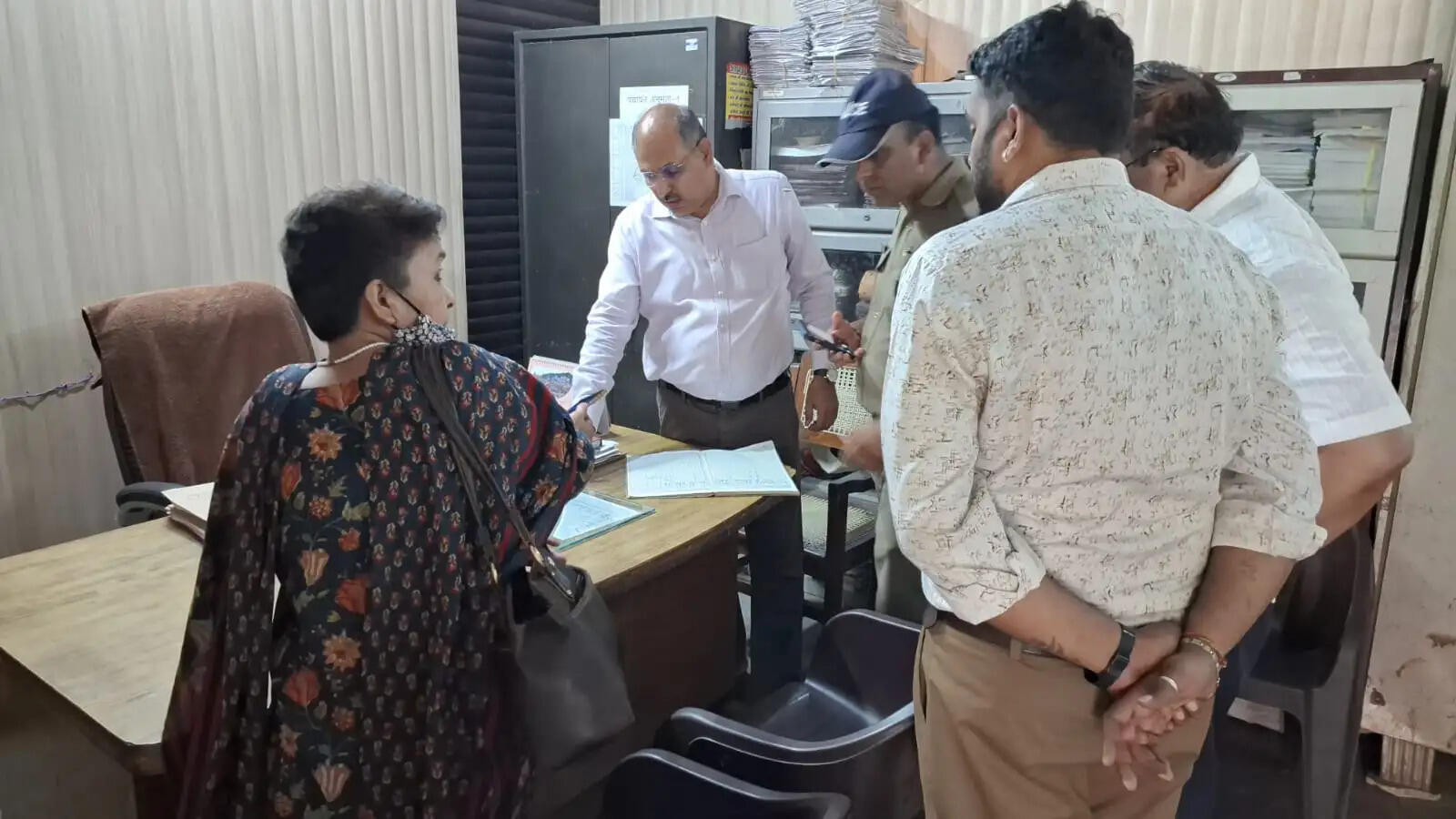 गैर हाजिर सहायक विकास अधिकारी पंचायत का वेतन रोकने के निर्देश