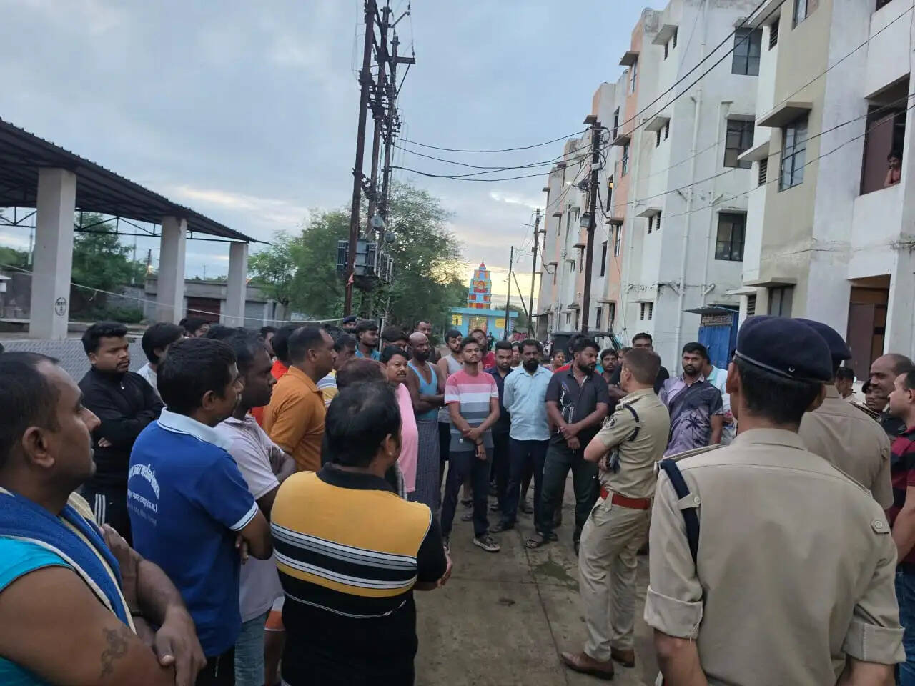 रायपुर: बीएसयूपी कॉलोनियों में तड़के पुलिस का सघन सत्यापन अभियान, 350 मकानों की जांच, आठ संदिग्ध हिरासत में