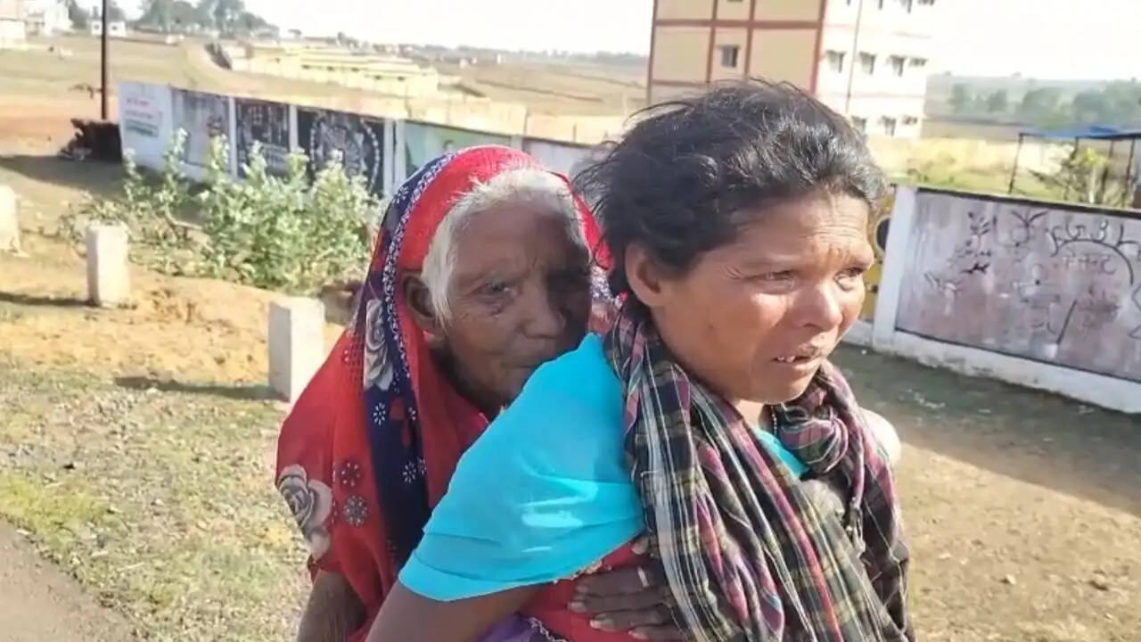 अंबिकापुर : बुजुर्ग सास को पीठ पर लादकर 5 किलोमीटर पैदल बैंक पहुंचने को मजबूर बहू, सोशल मीडिया पर वीडियो वायरल
