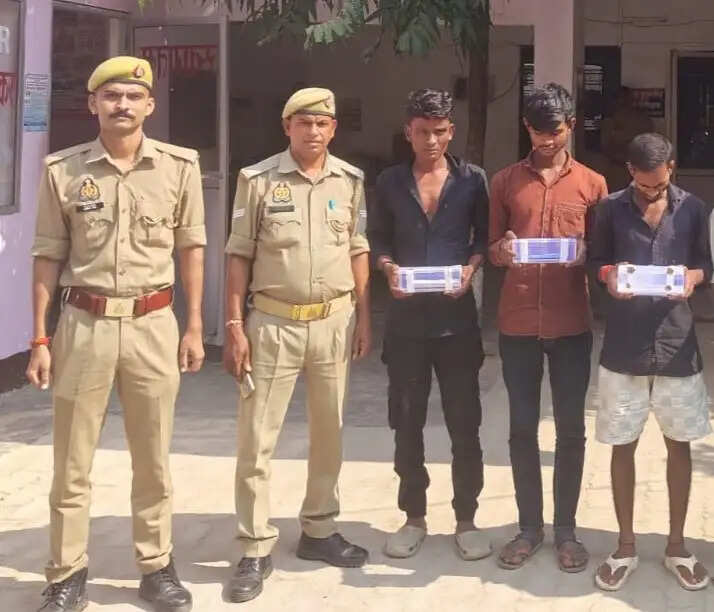 विंध्याचल में दर्शनार्थियों के मोबाइल चुराने वाले दाे आरोपित गिरफ्तार, बाल अपचारी भी हिरासत में