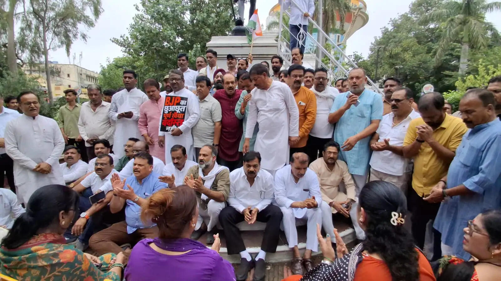 खड़गे के मंच शुद्धिकरण के विरोध में जबलपुर कांग्रेस का प्रदर्शन