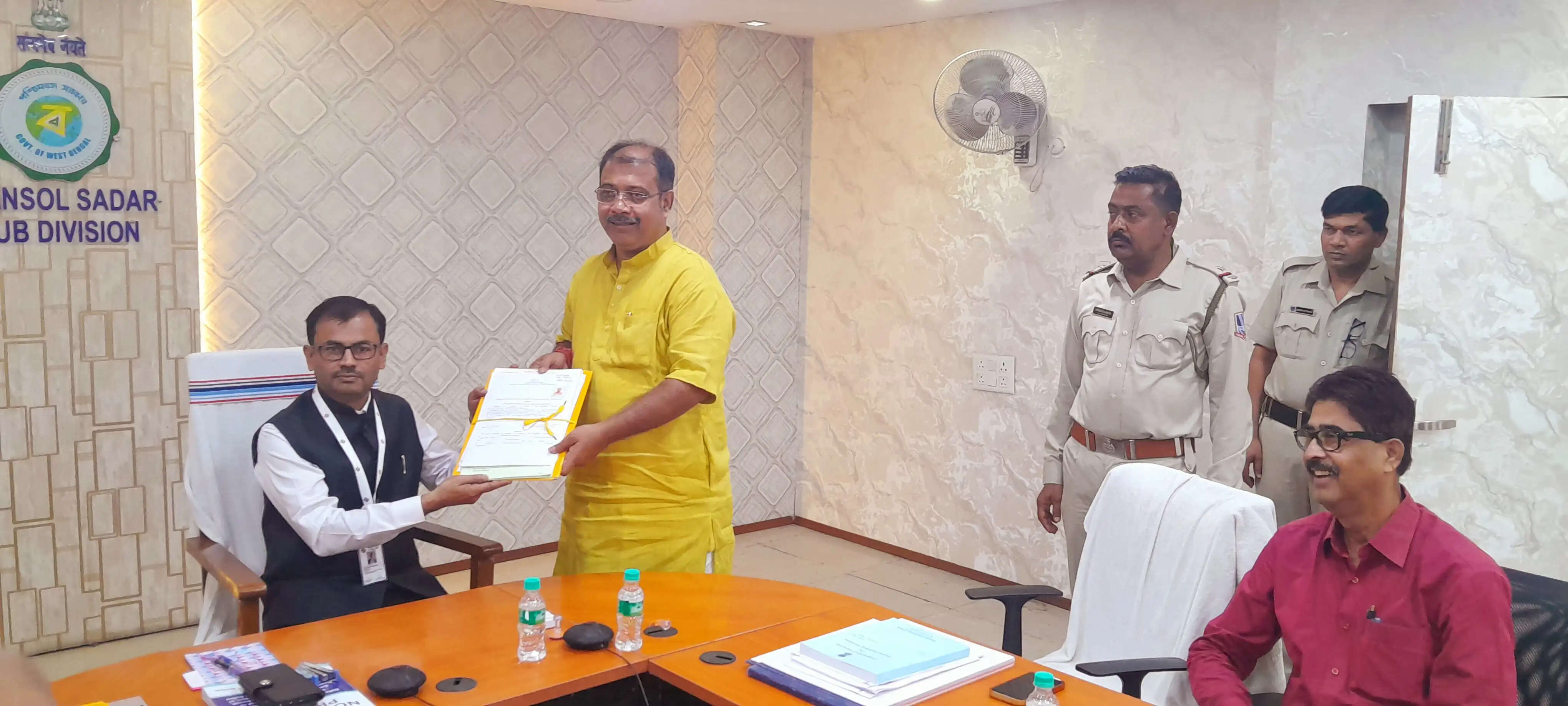 चुनाव 26 : नामांकन के पहले दिन भाजपा उम्मीदवार कृष्णनेंदु मुखर्जी ने भरा पर्चा