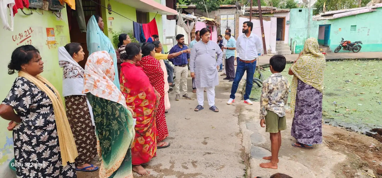 महापौर रामू रोहरा पहुंचे डबरीपारा, जलभराव और सफाई व्यवस्था का लिया जायजा