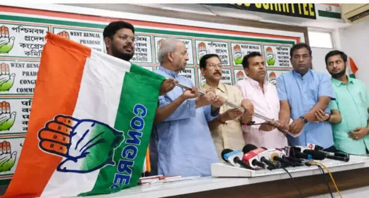 मेखलिगंज नगरपालिका में बड़ा राजनीतिक बदलाव, तृणमूल छोड़ कांग्रेस में शामिल हुए चेयरमैन सहित छह पार्षद