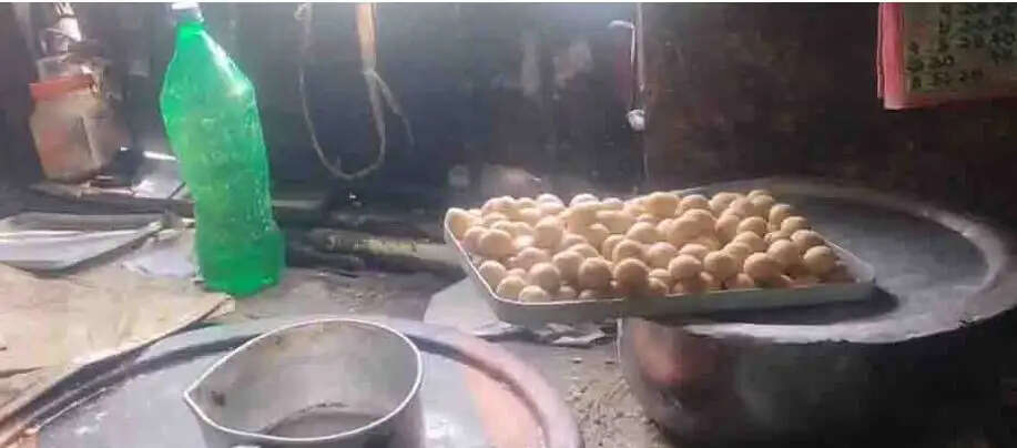 बालुरघाट में खाद्य सुरक्षा विभाग की बड़ी कार्रवाई, मिठाई दुकानों और रेस्टोरेंट का निरीक्षण