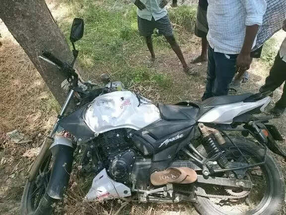 बेकाबू बाइक पेड़ से टकराई, दो लोगों की मौत