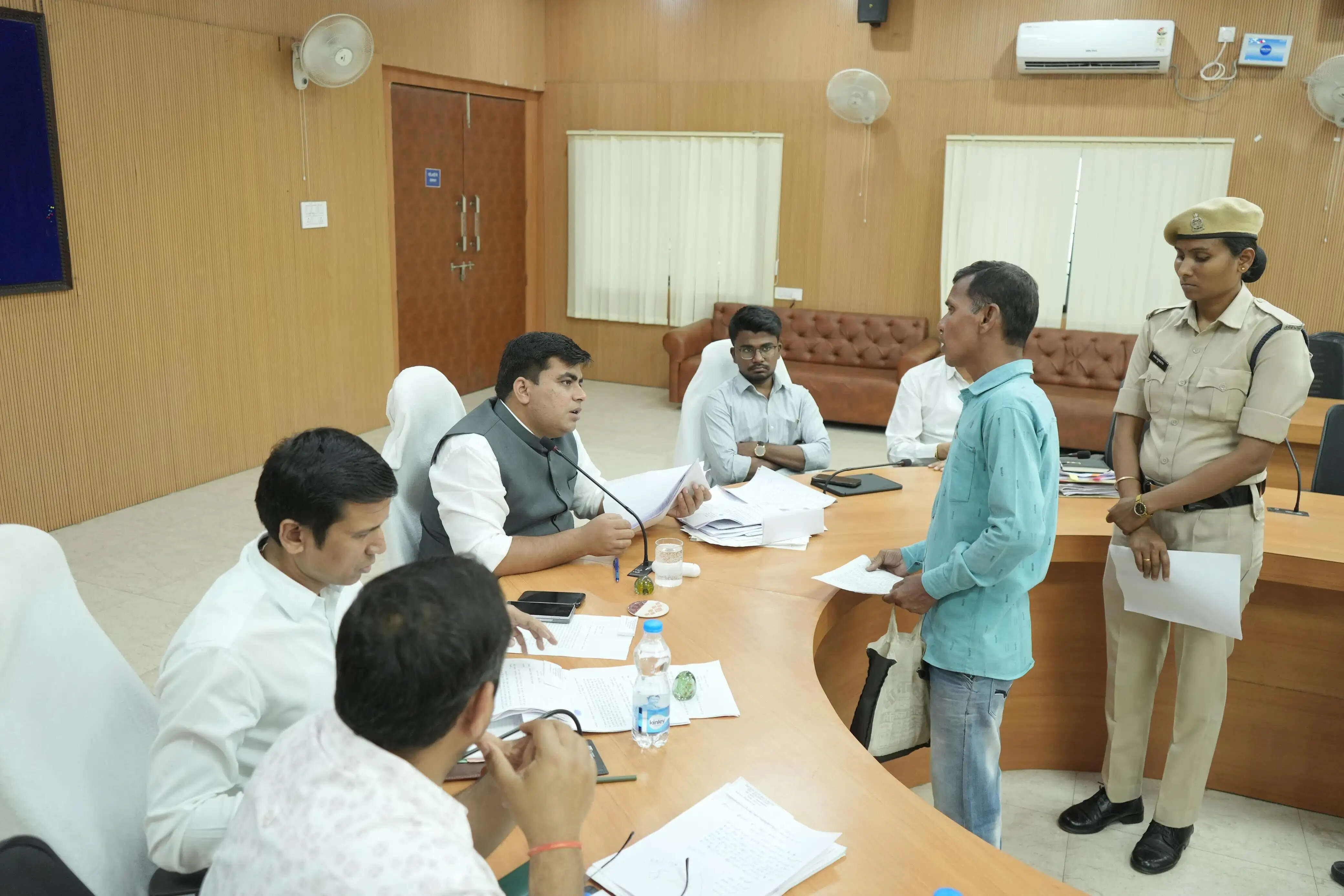 कोरबा : जनदर्शन में कलेक्टर कुणाल दुदावत ने सुनी समस्याएं, त्वरित निराकरण के निर्देश