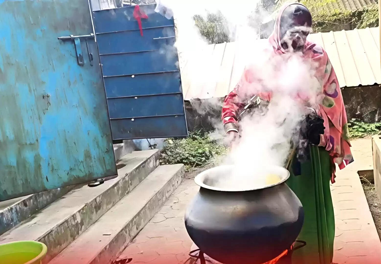 पिंगला में आंगनवाड़ी की बदहाली, खुले में खाना और शौचालय में राशन