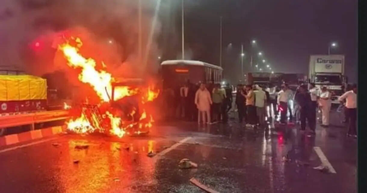 पानीपत:हादसे में गाड़ी में लगी आग, जिंदा जली महिला, तीन घायल