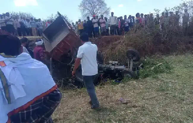 डिंडौरीः गड्ढे में गिरी बेकाबू ट्रैक्टर-ट्राली, एक ग्रामीण की मौत