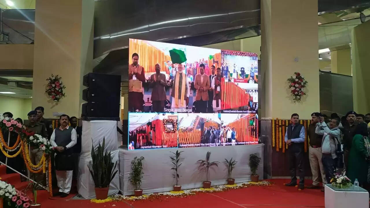 प्रधानमंत्री मोदी ने तीन नई अमृत भारत एक्सप्रेस को दिखाई हरी झंडी