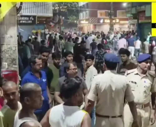 मकान कब्जे को लें नवादा में गोलीबारी से दहशत, कटघरे में प्रशासनिक अधिकारी ,पांच गिरफ्तार