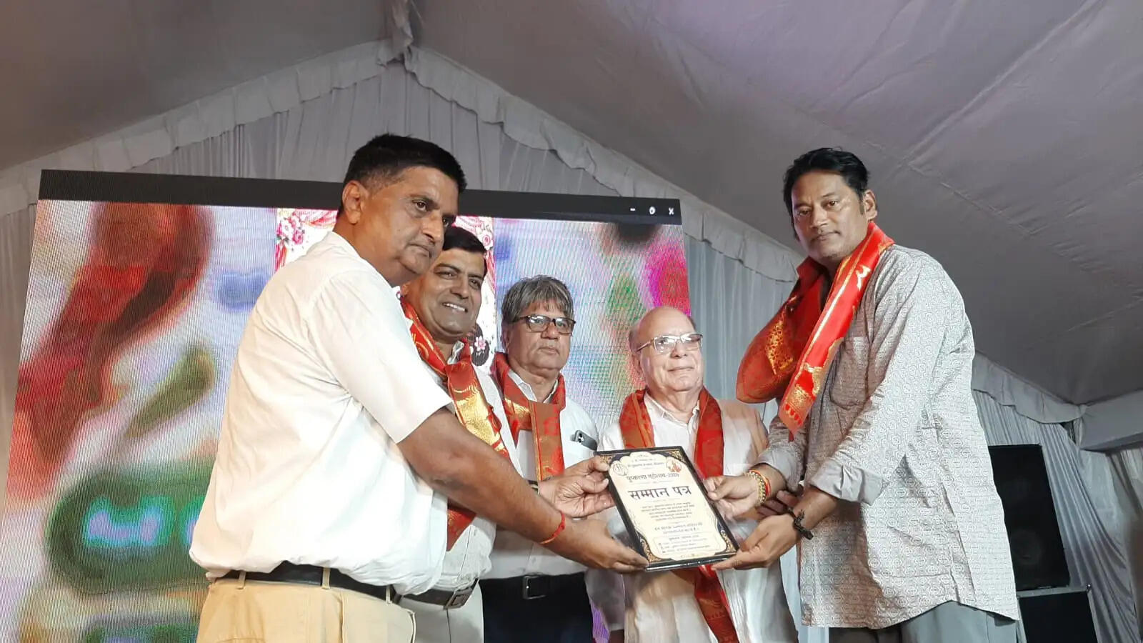 ढाई दशक पूरे कर चुके पत्रकाराें का सम्मान, सम्मानिताें में हिन्दुस्थान&nbsp;समाचार&nbsp;के&nbsp;राजीव&nbsp;जाेशी&nbsp;भी&nbsp;शामिल