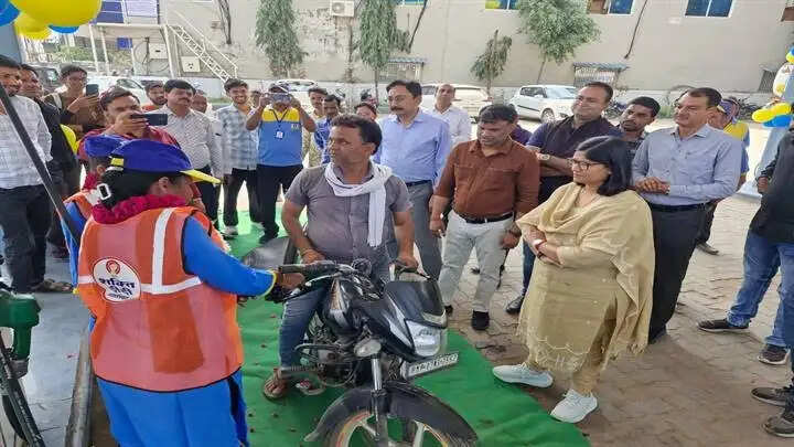 ग्वालियरः 6 जरूरतमंद महिलाएं बनी “शक्ति दीदी”, कलेक्टर ने पट्रोल पंप पर पहुँचकर बढ़ाया हौसला