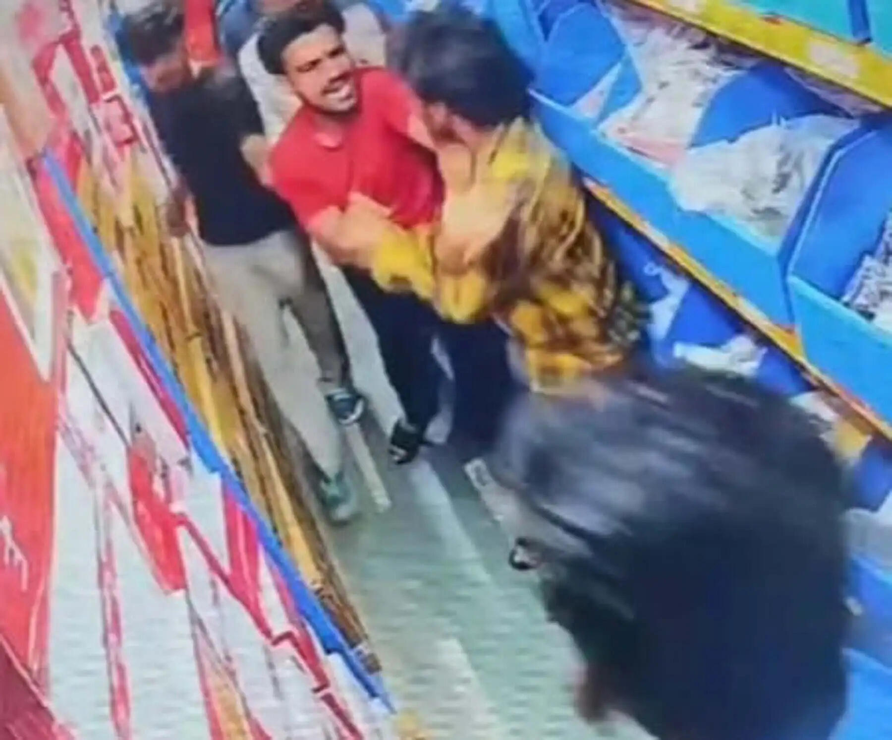 गुरुग्राम: ग्रोसरी स्टोर में चोरी करते पकड़े गए युवक ने किया इंचार्ज पर हमला