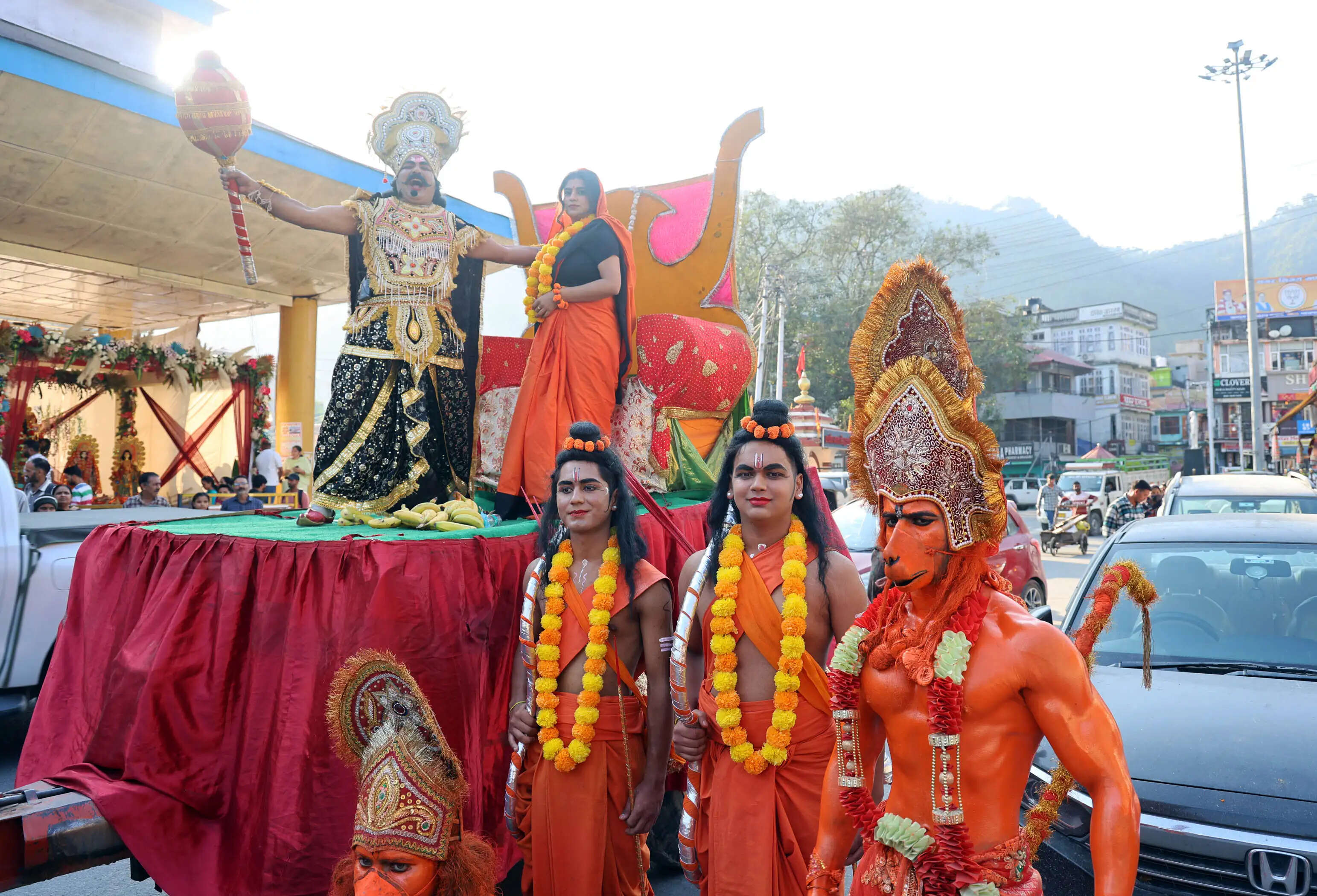 मंडी के पड्डल मैदान में धूं -धूं कर जले रावण, मेघनाथ और कुंभकरण के पुतले