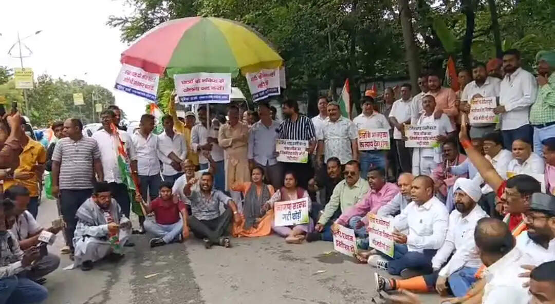 पेपर लीक : कांग्रेस का उपायुक्त कार्यालय पर प्रदर्शन, राष्ट्रपति के नाम सौंपा ज्ञापन