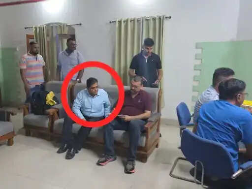 मंडला नगर पालिका&nbsp;सीएमओ 2 लाख की रिश्वत लेते पकड़े गए,&nbsp;40 लाख के भुगतान के बदले 4 लाख मांगने का आरोप