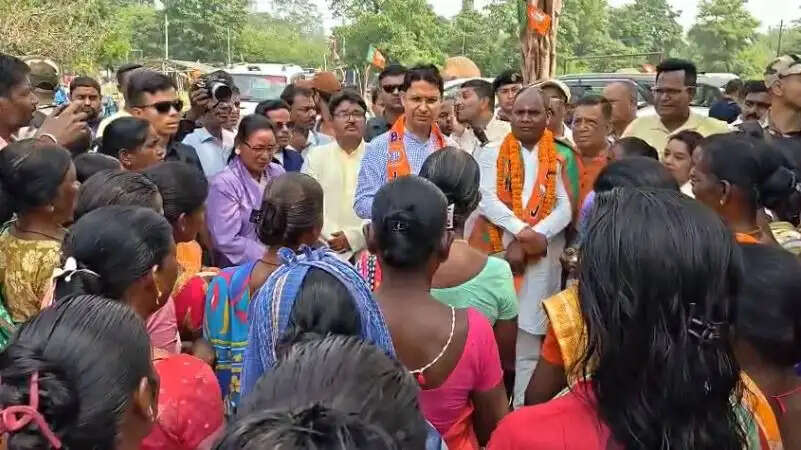 भाजपा उम्मीदवार के समर्थन में सांसद राजू बिष्ट का प्रचार