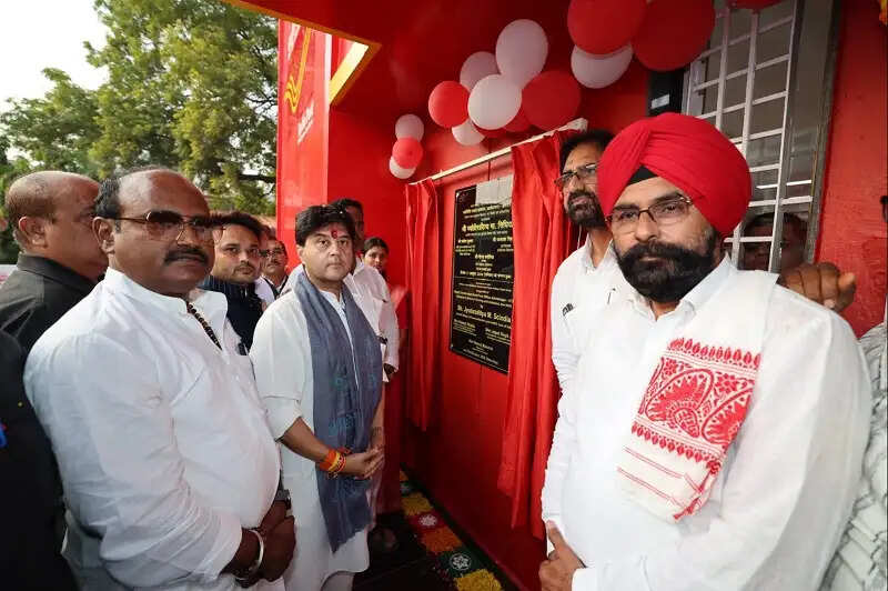 डिजिटल युग के साथ कदमताल कर रहा डाक विभाग, नागरिकों को मिल रहीं आधुनिक सुविधाएं: सिंधिया