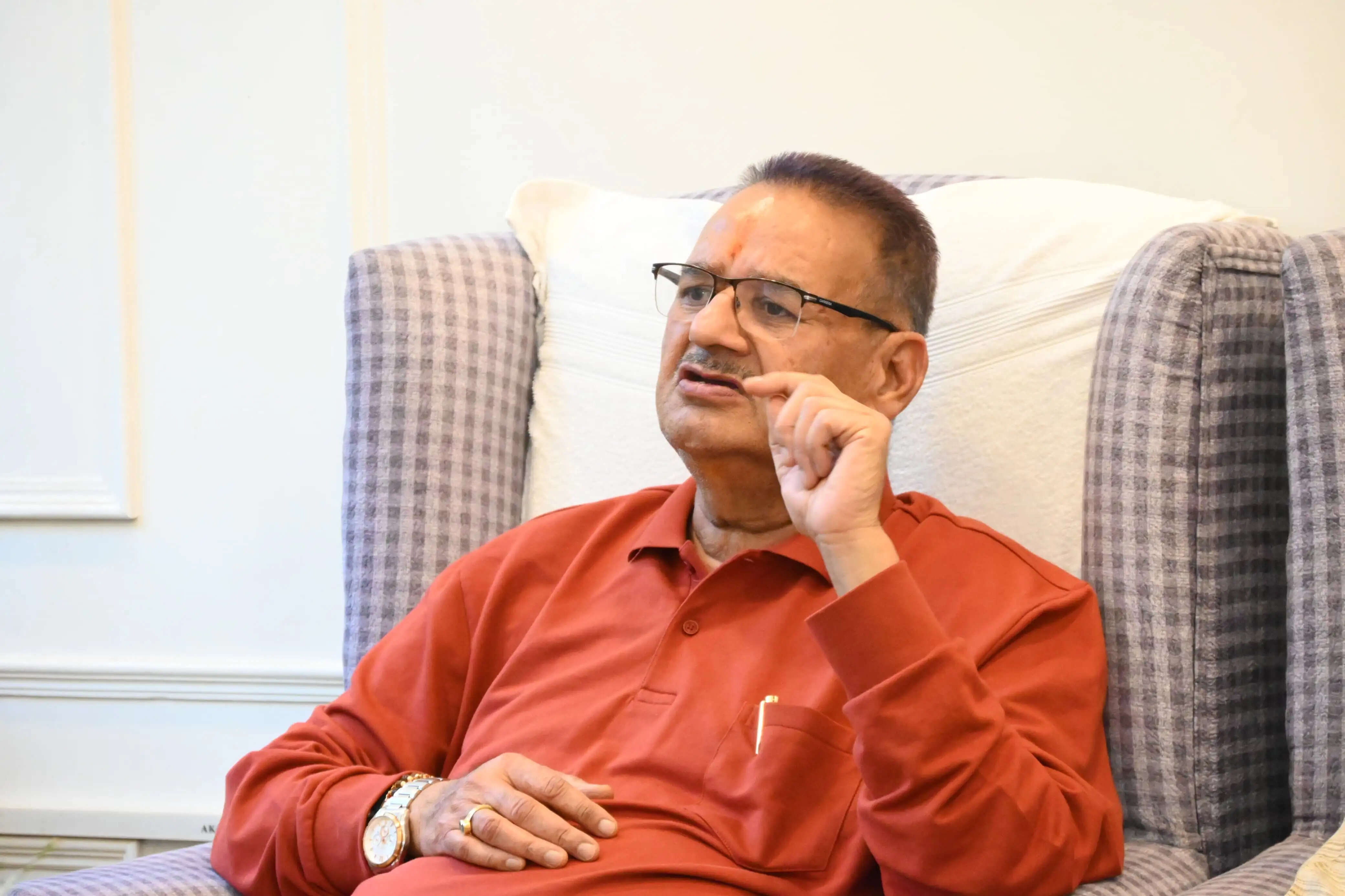 कृषि मंत्री ने अधिकारियों के साथ की बैठक