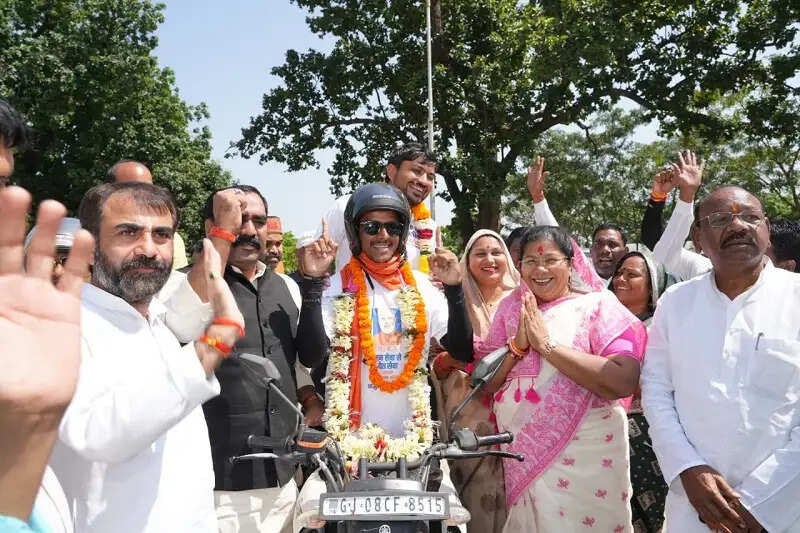 सिंगरौलीः सेवा संकल्प अभियान के सेवा यात्रियों का मंत्री संपतिया उईके ने किया स्वागत