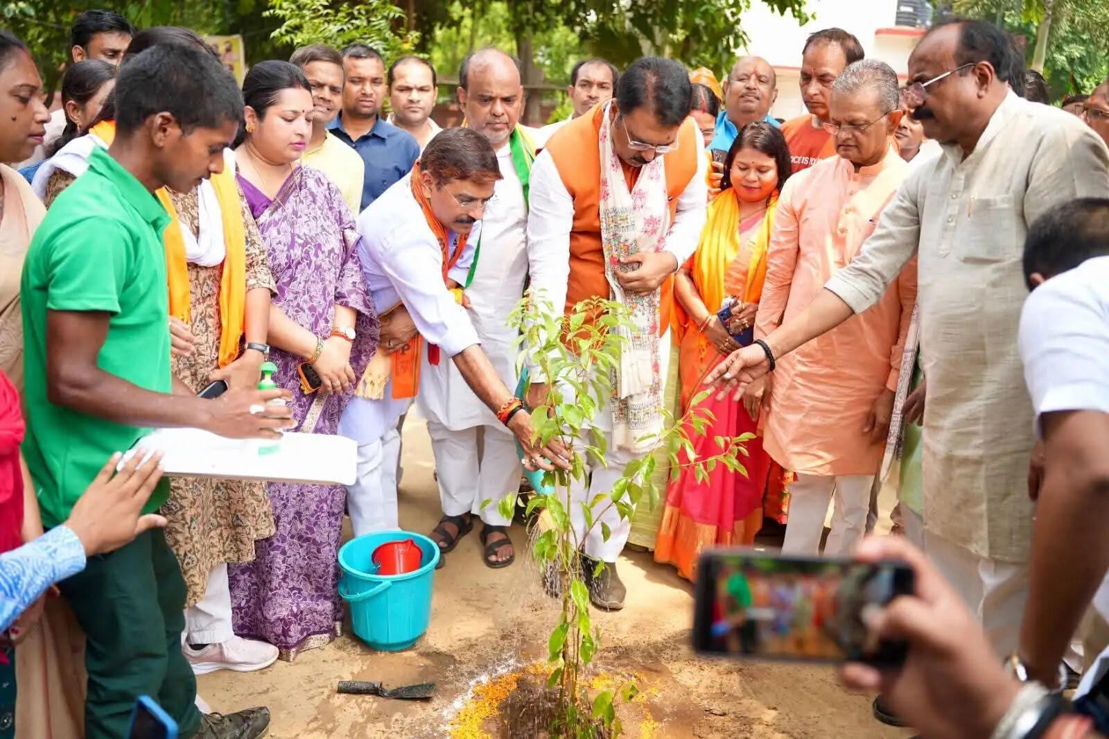 संजय सरावगी ने कपूर, रुद्राक्ष और महोगनी के पौधे लगाकर पर्यावरण संरक्षण का दिया संदेश