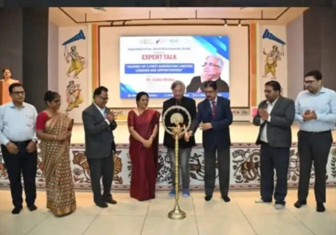 छात्र जिज्ञासु बनें, भीड़ का हिस्सा बनकर अनुसरण न करें : सुधीर मिश्रा