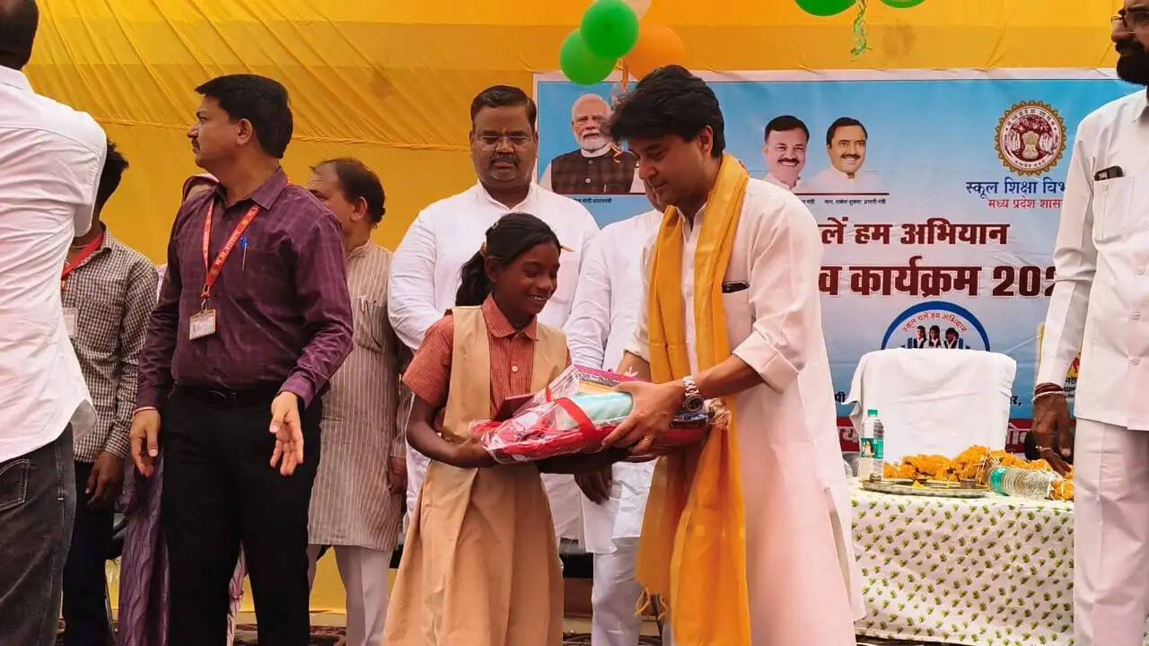 अशोकनगर: सिंधिया ने बच्चों को पुस्तकें और साईकिलें दीं