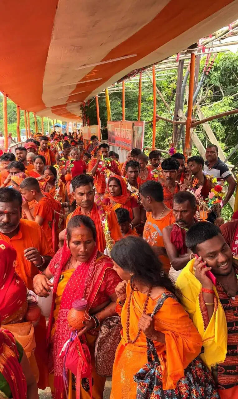 श्रावणी मेला के 22 वें दिन बाबा बैद्यनाथ मंदिर का पट खुलते ही उमड़ी कांवरियों की भीड़