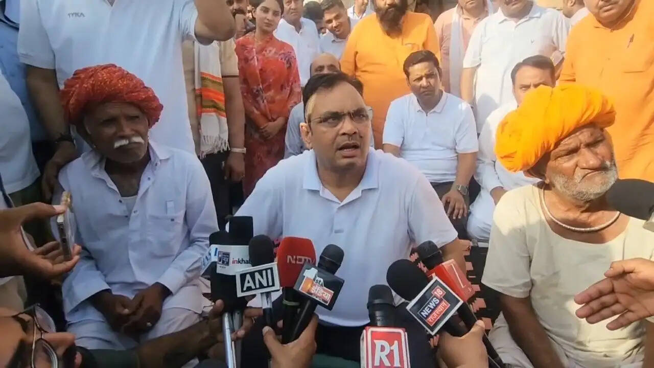 गांव की चौपाल से गरमाई राजनीति: मुख्यमंत्री बोले, गहलोत बार-बार सचिन पायलट को ही टारगेट करते हैं