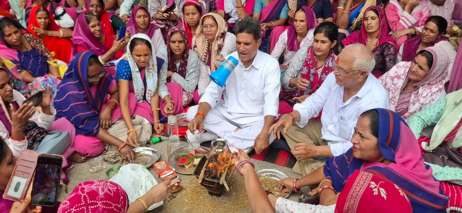 मानदेय और कर्मचारी दर्जे की मांग पर अड़ी आंगनबाड़ी कर्मी