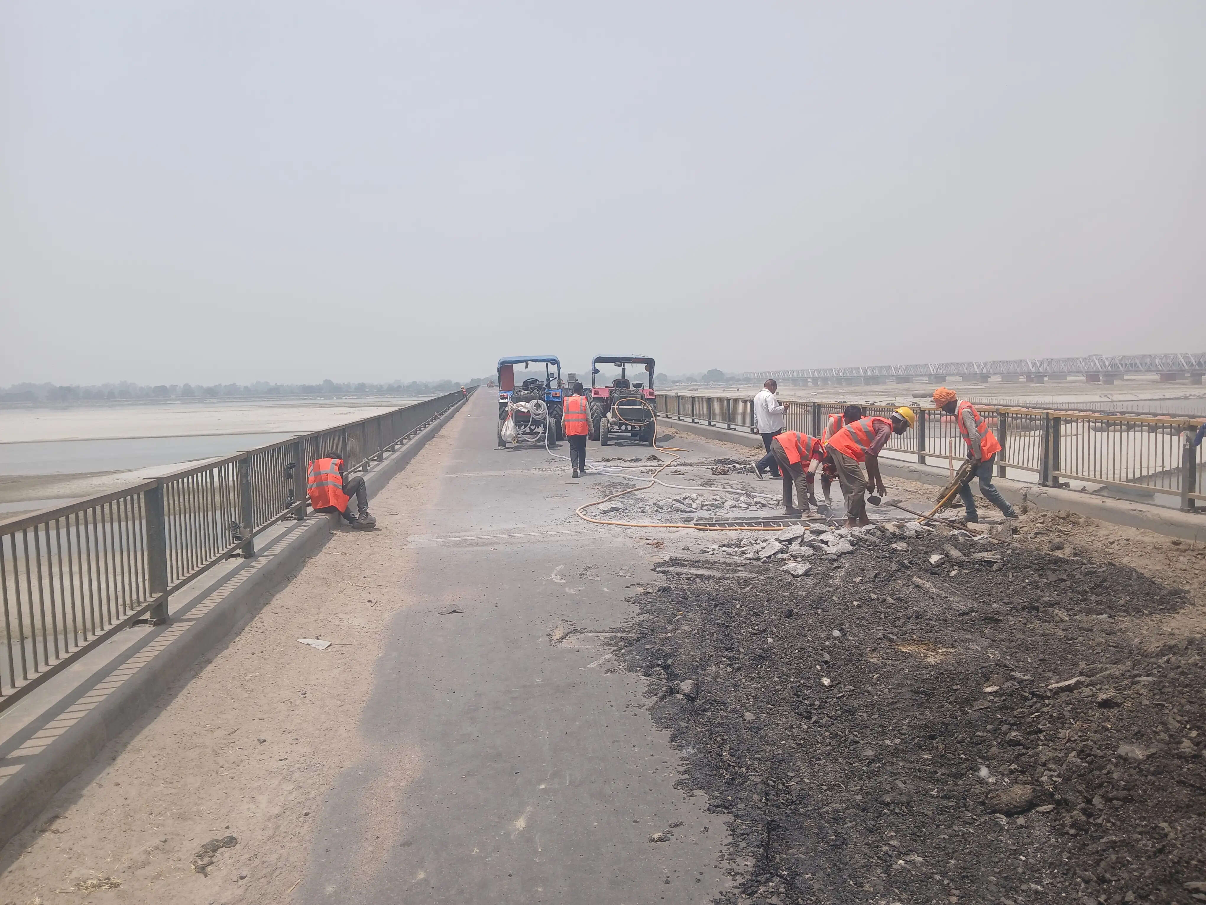 घाघरा घाट पुल को प्रशासन ने किया पूरी तरह बंद, बनने का कार्य तेजी से शुरू, पीपा पुल से आवागमन जारी