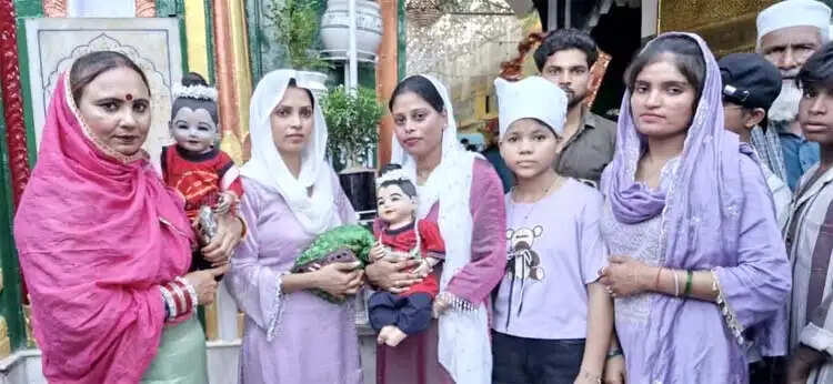 लड्डू गोपाल के साथ कलियर जियारत करने पहुंचा पंजाब का परिवार, लोगों ने खिंचवाई तस्वीरें