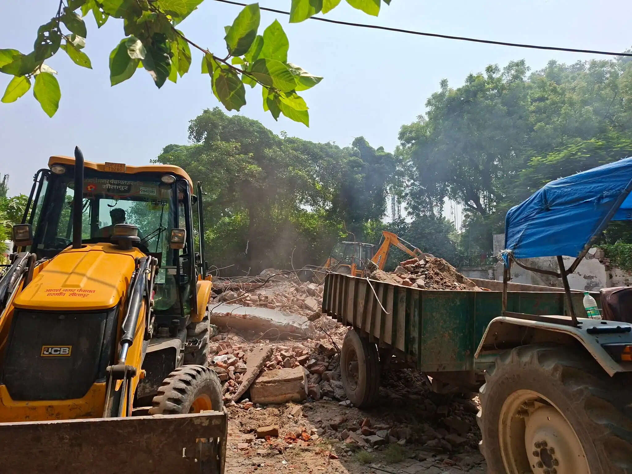 सीतापुर के टाउन हॉल में सरकारी भूमि पर बने सपा कार्यालय पर चला बुलडोजर