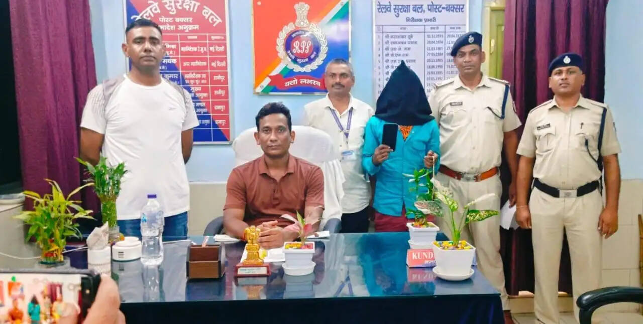 यात्री का मोबाइल और नकली धातु की सिकड़ी चोरी करते युवक को दबोचा