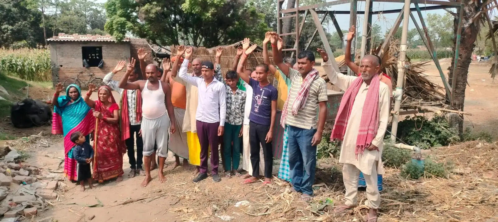 नल से जल नहीं मिलने पर ग्रामीणों ने किया प्रदर्शन