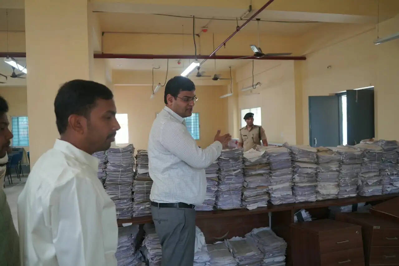 डीएम ने जोकीहाट में विभिन्न कार्यालयों का किया निरीक्षण