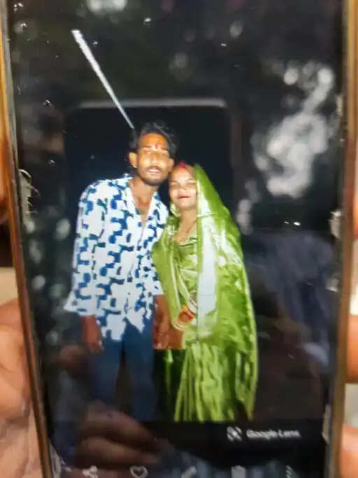 करवा चौथ पर साथ खोला व्रत, कुछ देर बाद पति-पत्नी ने दी जान,&nbsp;पुलिस को नहीं मिला सुसाइड नोट