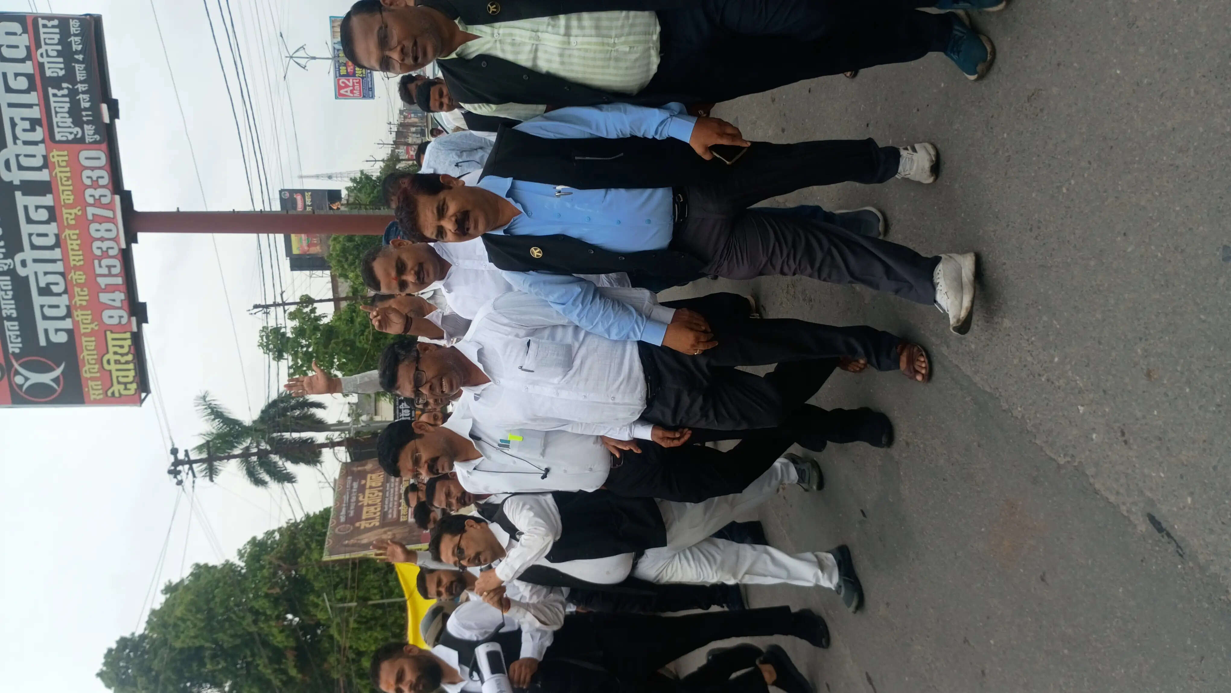 ऑनलाइन पंजीकरण व्यवस्था के विरोध में अधिवक्ताओं का प्रदर्शन, सौंपा ज्ञापन
