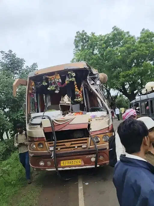नर्मदापुरम:&nbsp;नागद्वारी मेले से लौट रही बस पेड़ से टकराई, 7 श्रद्धालु घायल