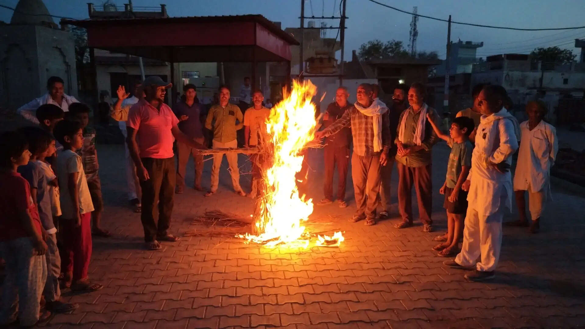 जींद :भवन निर्माण मजदूरों ने फूंका श्रम मंत्री का पुतला