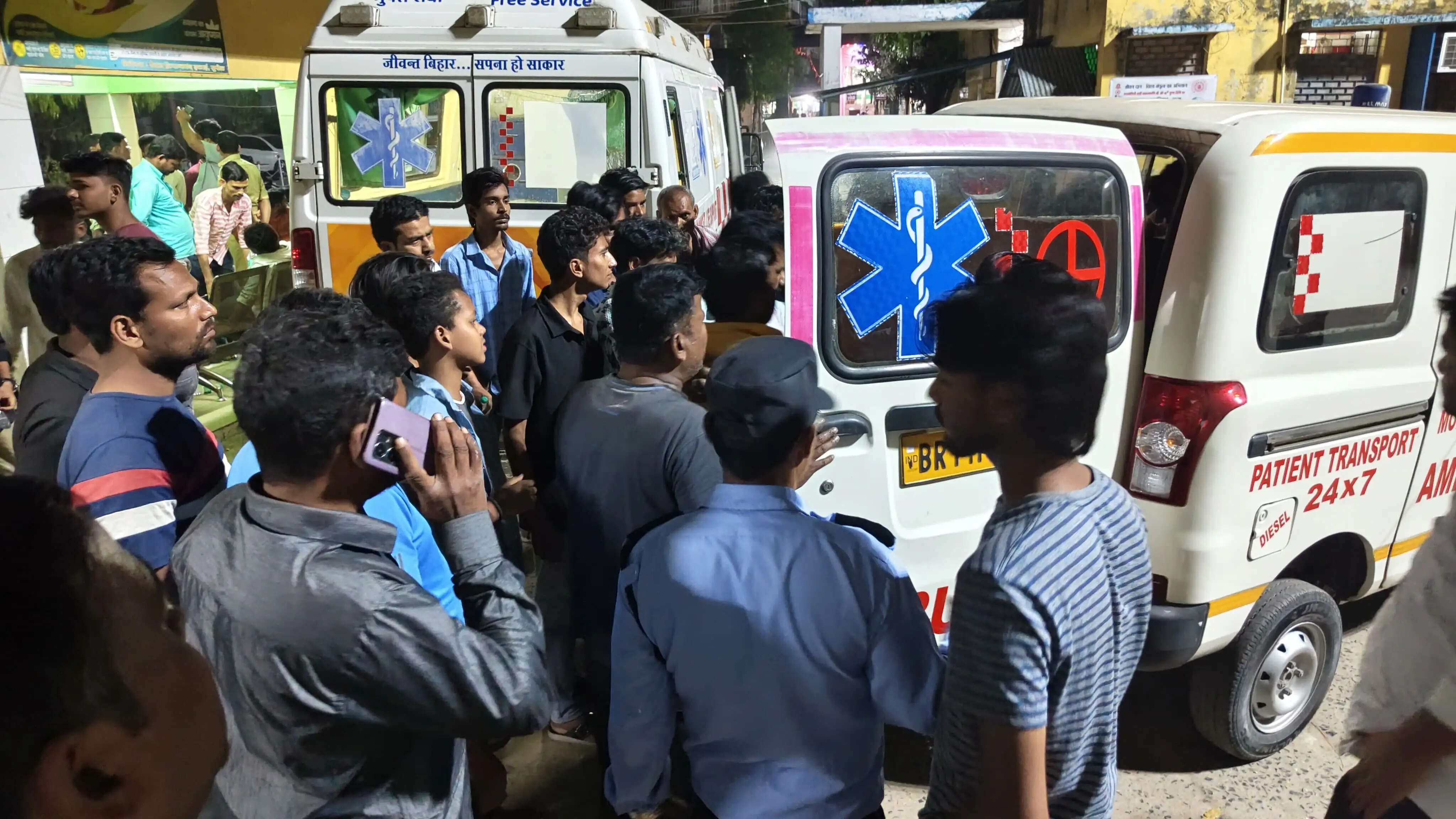 तेज रफ्तार बाइक बनी हादसे की वजह: दो किशोर गंभीर, हायर सेंटर रेफर