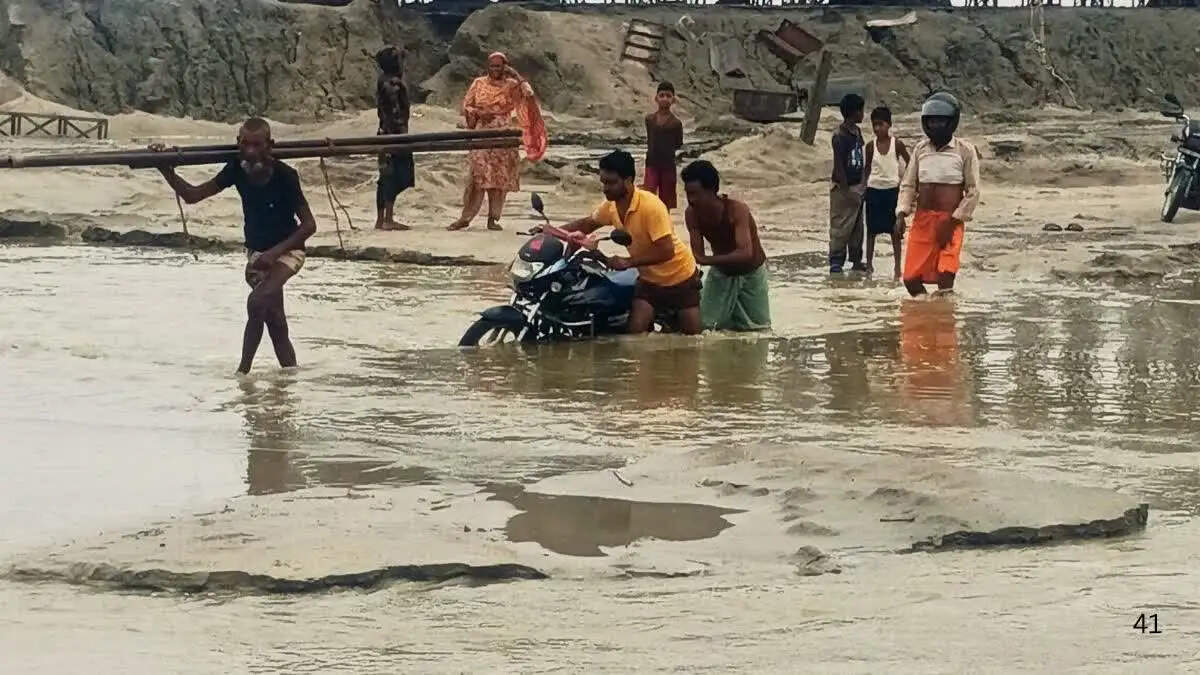 रेतुआ नदी में बढ़े जलस्तर से बहा डायवर्सन, हजारों लोगों की आवाजाही प्रभावित
