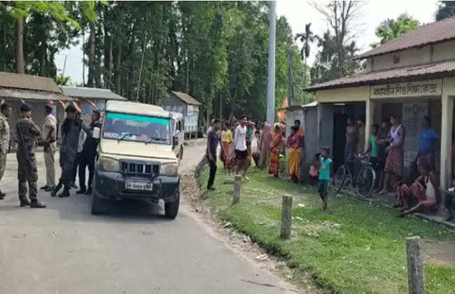 महिला शिक्षिका पर हेडमास्टर को जूते से पीटने का आरोप