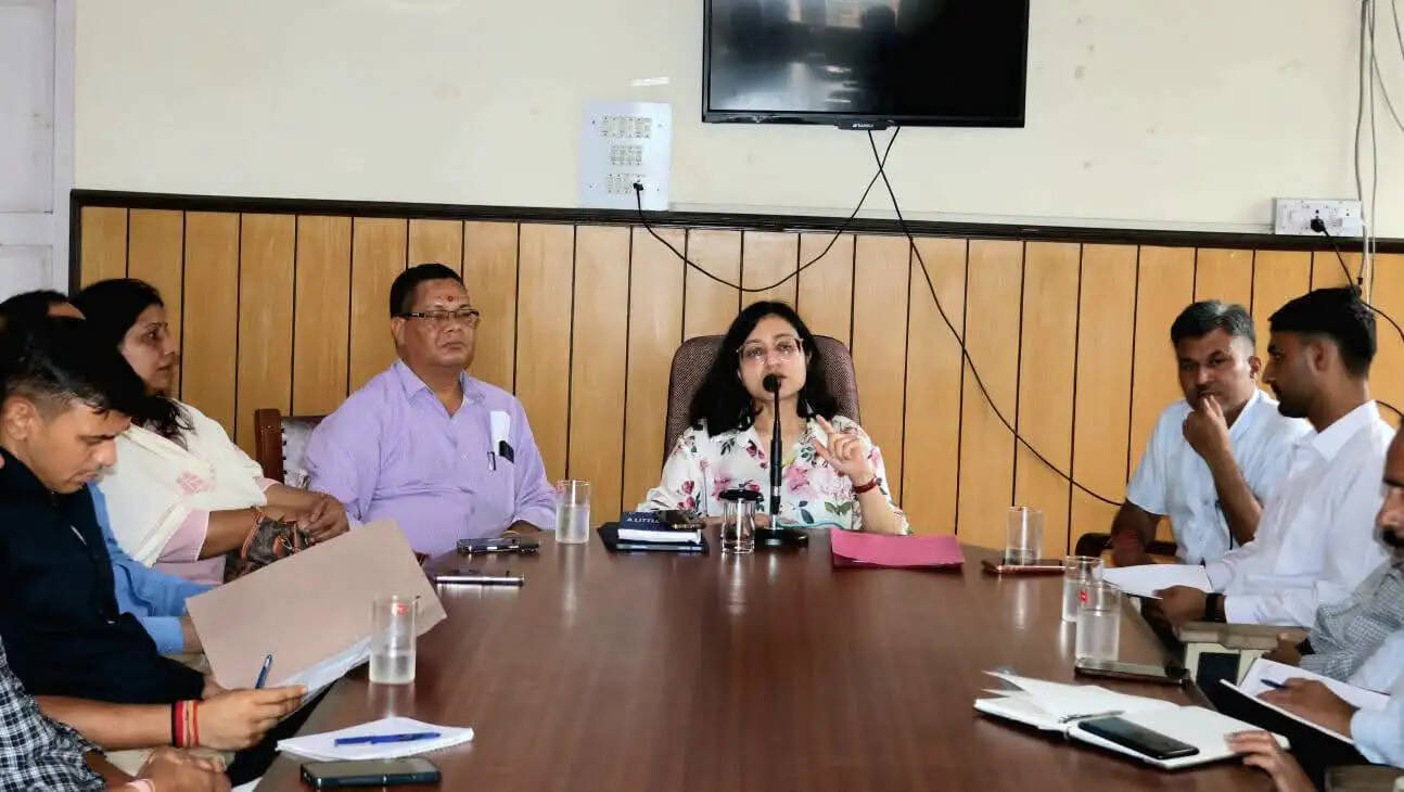 सेब क्षेत्रों में सड़क बहाली को दे प्राथमिकता, संवेदनशील क्षेत्रों में मशीनरी रखें तैनात : अलीशा चौहान