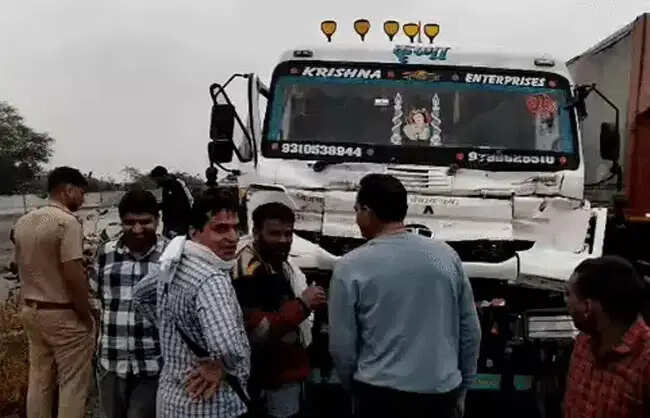 रेवाड़ी में दो डंपरों से टकराई रोडवेज बस, कई यात्री चोटिल