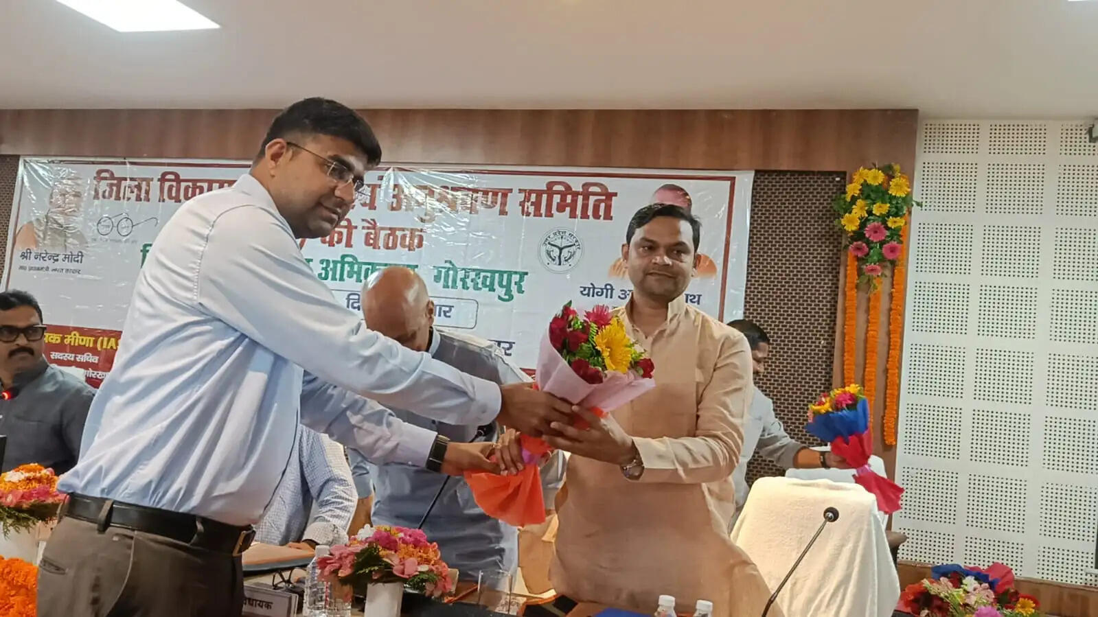 योजनाओं के क्रियान्वयन में किसी प्रकार की लापरवाही नहीं की जाएगी बर्दाश्त : कमलेश पासवान